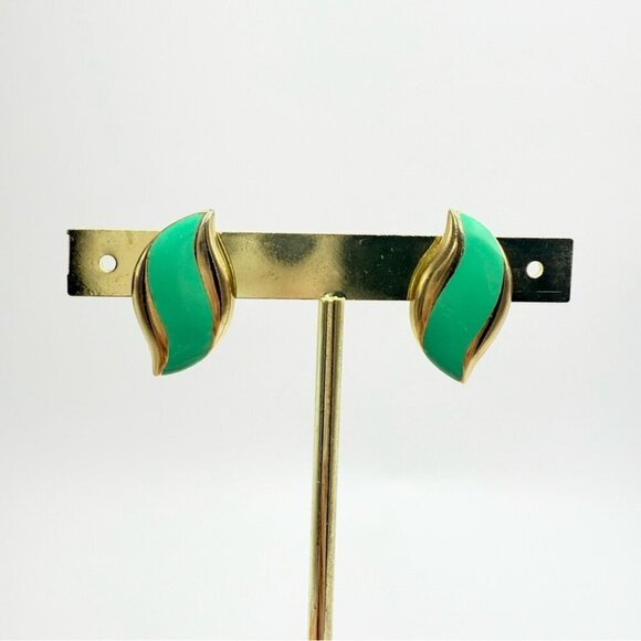 Vintage Monet Green and Gold Enamel Leaf Earrings - Picture 6 of 6